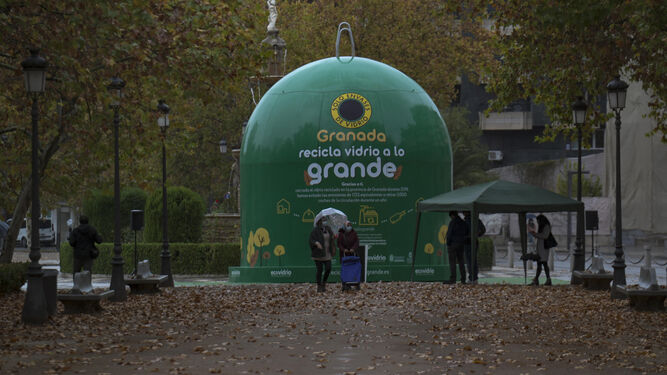 Granada, entre las diez ciudades de España que más vidrio recicla