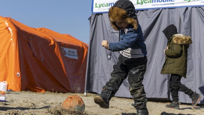 Un niño  juega en el campamento de refugiados en Budomierz (Polonia).