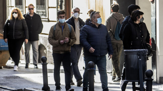 Gente con y sin mascarilla por las calles de Granada.