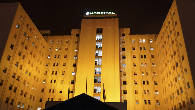 El Hospital Virgen de las Nieves de Granada se iluminó de amarillo este 14 de marzo por la endometriosis.