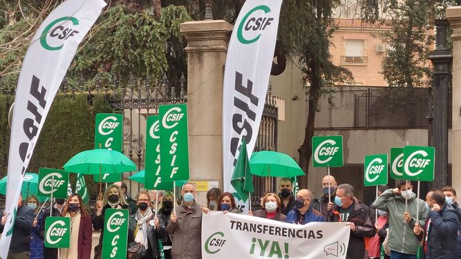 Los maestros de Religión de Granada reclaman su transferencia a la Junta de Andalucía