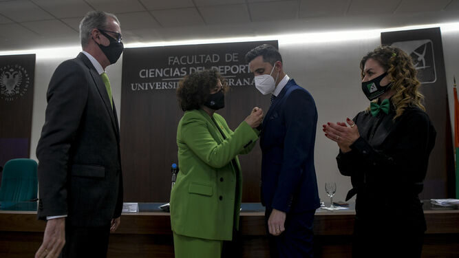 José Manuel Ruiz recibe la Insignia de Oro de Pilar Aranda.