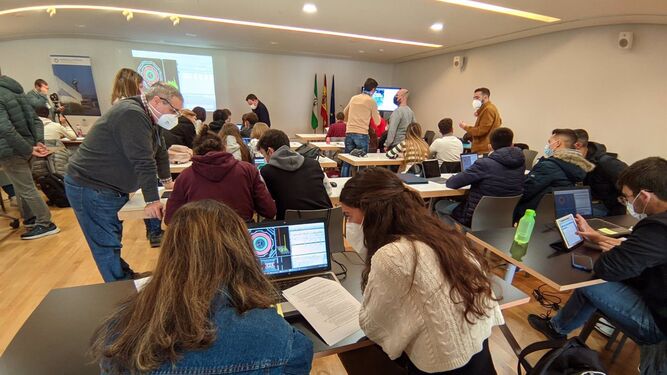 Estudiantes analizando los datos del CERN en el Parque de las Ciencias de Granada