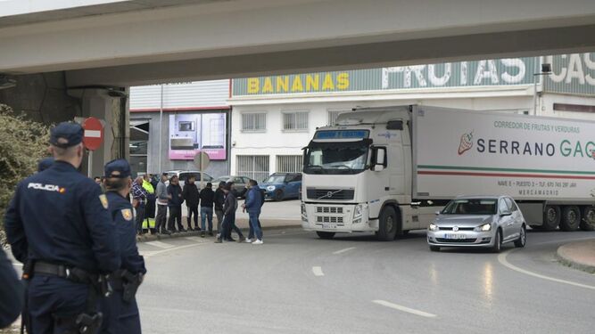 Más de un centenar de camiones y vehículos dificulta el tráfico en la Costa de Granada