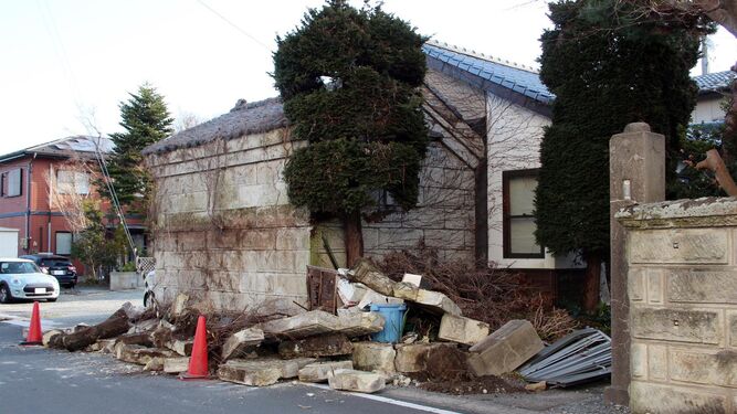 Efectos del terremoto en un edificio de la ciudad de Soma, en la prefectura japonesa de Fukushima