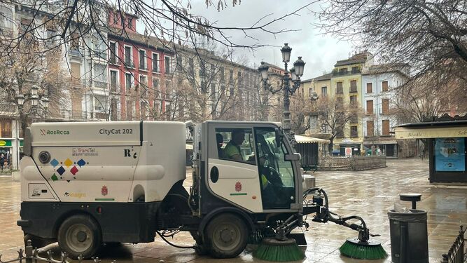 Plan antibarro en Granada para limpiar los efectos de la calima