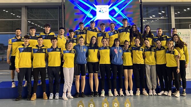 Los nadadores del club metropolitano posan una vez conseguido el título andaluz.