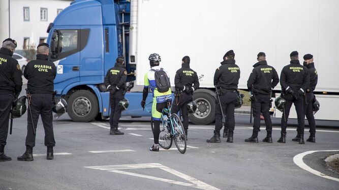 Agentes de las fuerzas y cuerpos de seguridad del Estado en Galicia facilitan el pasado jueves el tránsito de camiones entre los piquetes que secundan el paro del transporte.