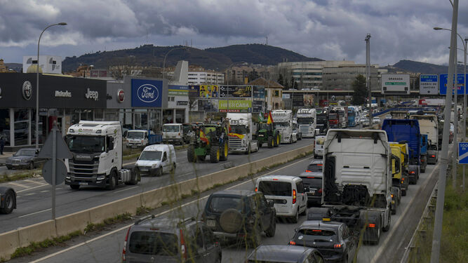 ¿Corta Granada el derecho a huelga de los camioneros al impedirles entrar en la capital?