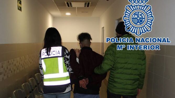 Agentes de la Policía Nacional de Granada durante la detención del autor del homicidio de Castillo Higueras.