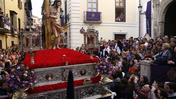 La huelga y la subida de los precios ponen en jaque a los artesanos cofrades de Granada
