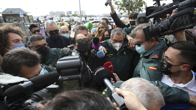 Isabel Pantoja, entrando a la Ciudad de Justicia de Málaga, entre una nube de medios y con gesto doliente.