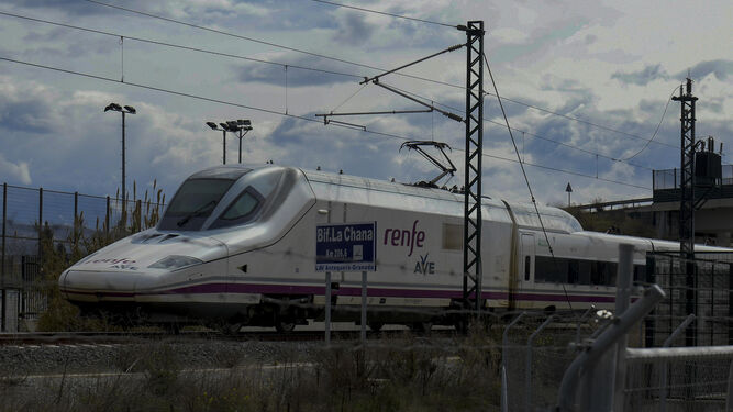Un tren AVE entra en Granada a través de la bifurcación de La Chana, junto al Colegio Mulhacén