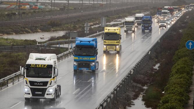 Gobierno y transportistas cierran pacto de madrugada con rebajas en el carburante