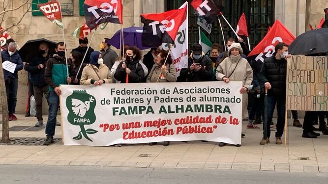 Imagen de la concentración de FAMPA Alhambra a las puertas de la delegación de la Junta de Andalucía en Granada