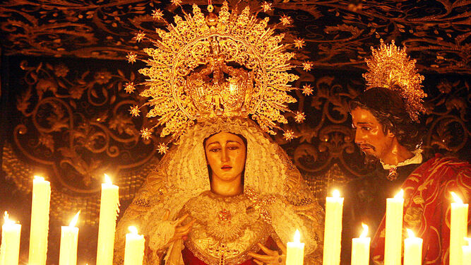 María Santísima de la Amargura, acompñada por San Juan, en su paso de palio.