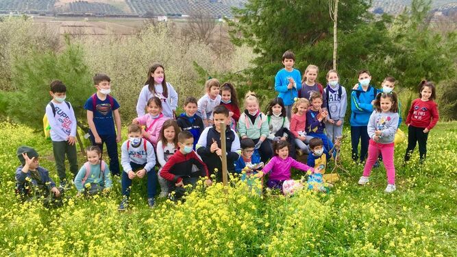 Los alumnos de la Escuela de Naturaleza de Huétor Tájar siembran hortalizas para dar la bienvenida a la primavera
