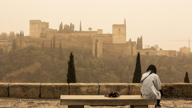 Calima sobre la Alhambra.