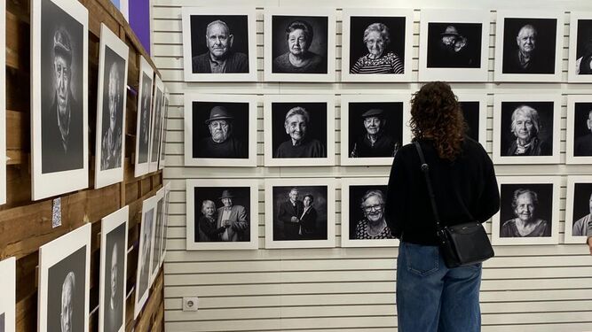 'Miradas en el tiempo', la gran exposición fotográfica sobre mayores de La Zubia que se puede visitar en el Serrallo Plaza