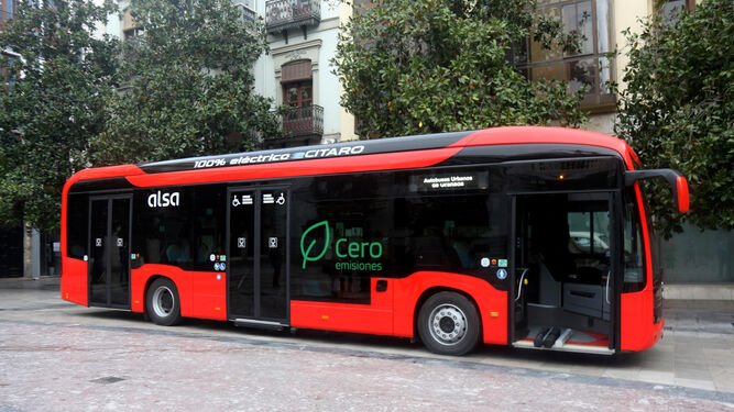 El único autobús eléctrico de Granada solo funciona media jornada por falta de puntos de carga