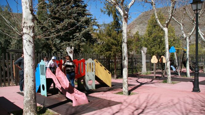 Niños se divierten en la zona infantil del restaurante Las Lomas