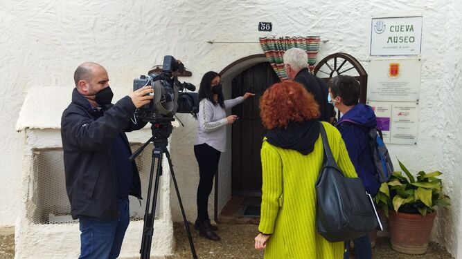 Los Reporteros de Canal Sur visitando una casa-cueva en Guadix