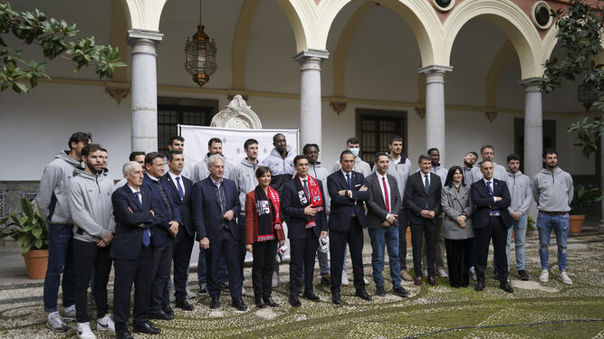 Foto de familia de alcalde, ministra y plantilla del Covirán Granada