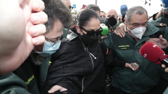 Isabel Pantoja, escoltada por la Guardia Civil, accede a los juzgados de Málaga el pasado 22 de marzo.