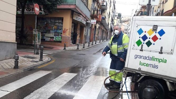 Granada intensifica este fin de semana la limpieza del barro tras la calima