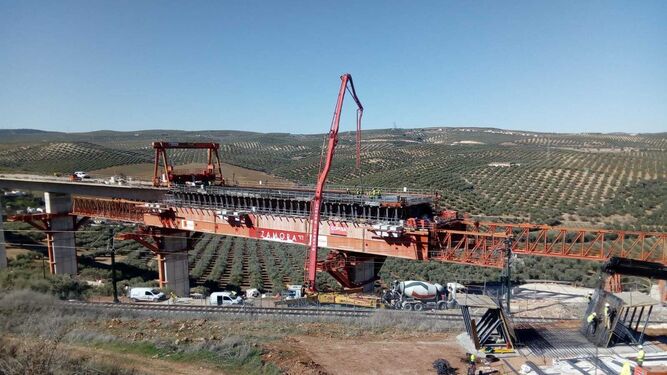 La extensión de la plataforma del viaducto de Riofrío está a punto de tocar tierra.