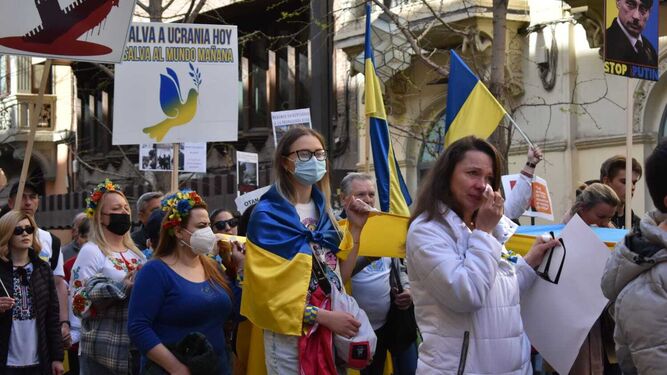 Una mujer llora mientras participa en la manifestación en apoyo a Ucrania en Granada