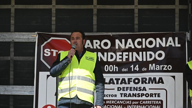 Manuel Hernández, presidente de la Plataforma Nacional en Defensa del Sector del Transporte, da un discurso durante la asamblea