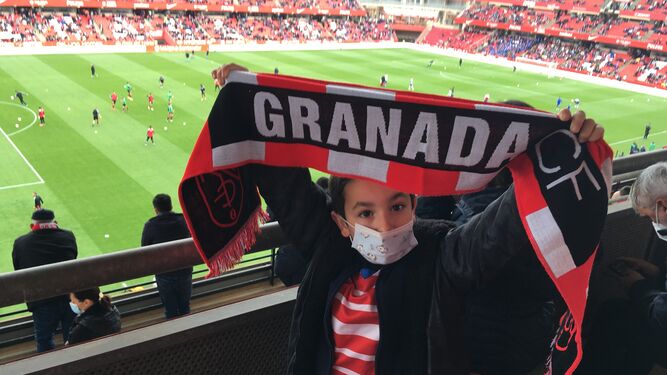 Alfonso posa en Los Cármenes con su bufanda del Granada CF.