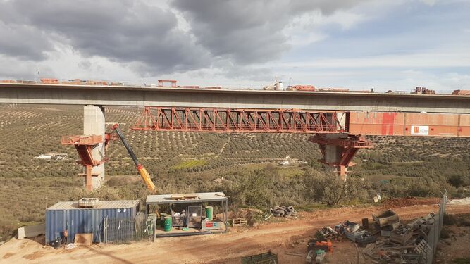 Aspecto esta misma mañana del montaje del tablero del viaducto de Riofrío, en la variante de Loja