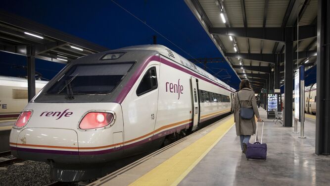 Una de las primeras pasajeras del tren Avant entre Granada y Málaga