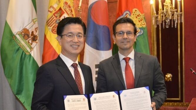 El alcalde de Daejeon, Her Tae-Jeong, y el alcalde de Granada, Francisco Cuenca, durante la firma del hermanamiento de las dos ciudades.