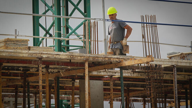 Un trabajador de la construcción en las obras de un edificio de viviendas en Jerez.