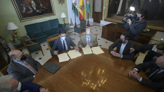 Granada reconoce la labor de las cofradías con un convenio a cuatro años: más financiación y cesión de espacios públicos