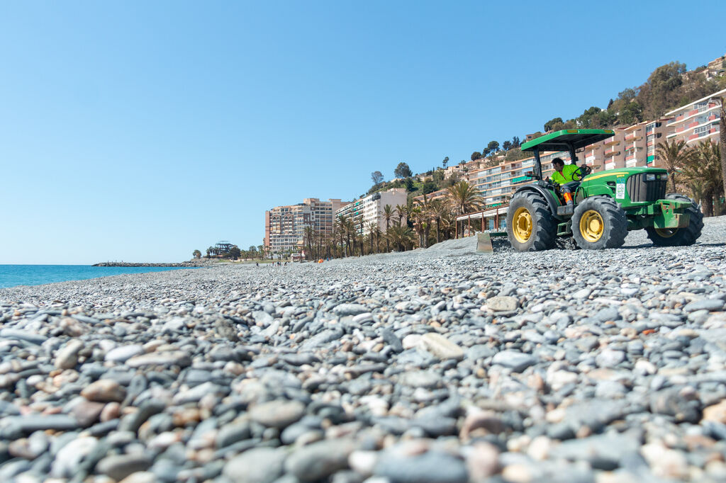 La Costa prepara sus playas para la Semana Santa