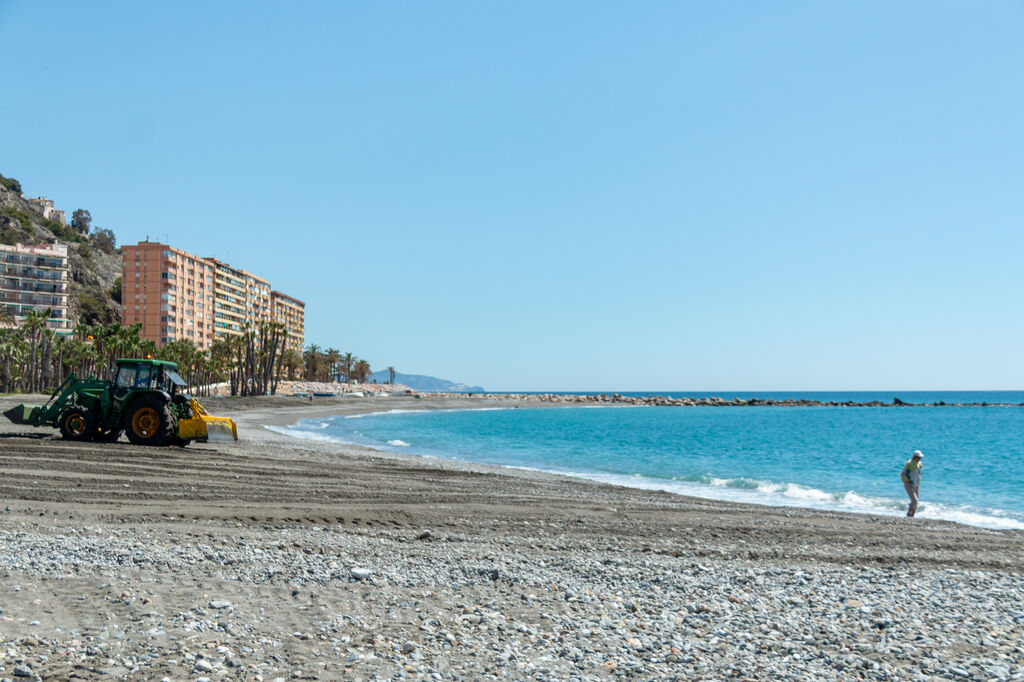 La Costa prepara sus playas para la Semana Santa