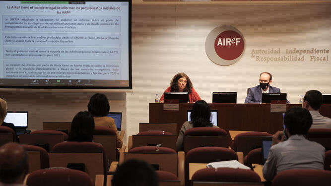 Ignacio Fernández-Huertas, director de la División de Análisis Presupuestario, y Esther Gordo, directora de la División de Análisis Económico, durante la presentación del Informe sobre los Presupuestos Iniciales de las AAPP de 2022, en Madrid.