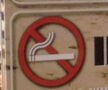 Cartel de prohibido fumar en una playa.