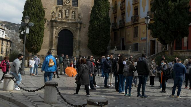 Turistas y ambiente en la zona de Plaza Nueva de Granada.