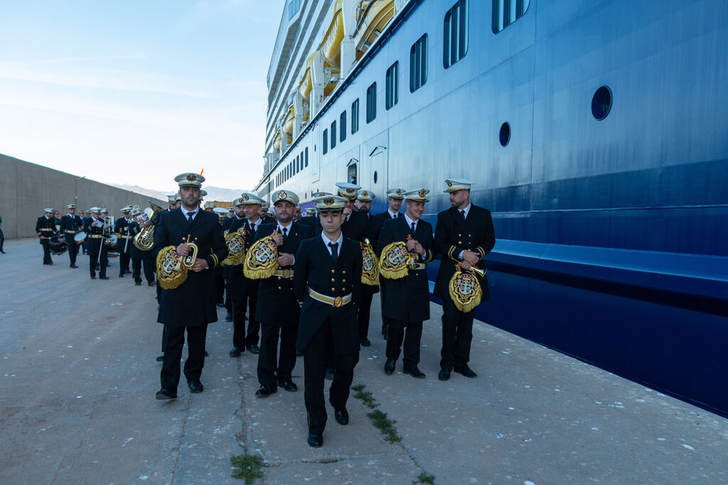 El Spirit Of Discovery inaugura la temporada de cruceros en el Puerto de Motril, en im&aacute;genes