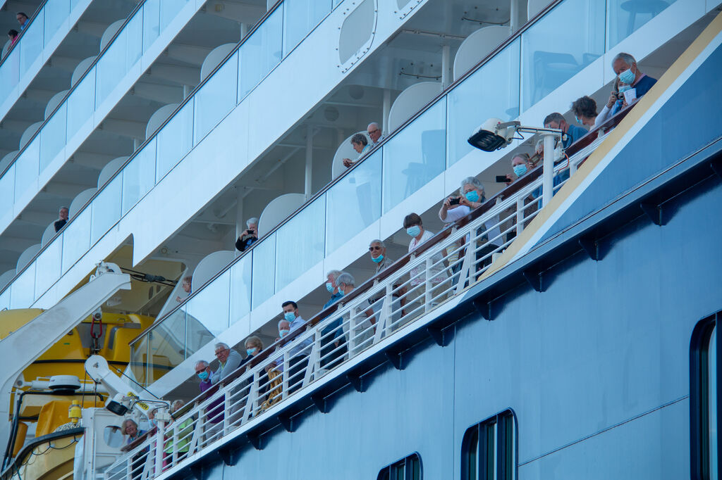 El Spirit Of Discovery inaugura la temporada de cruceros en el Puerto de Motril, en im&aacute;genes