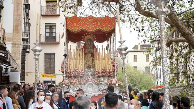 Lunes Santo en Granada: del fervor del barrio al silencio del Santo Cristo