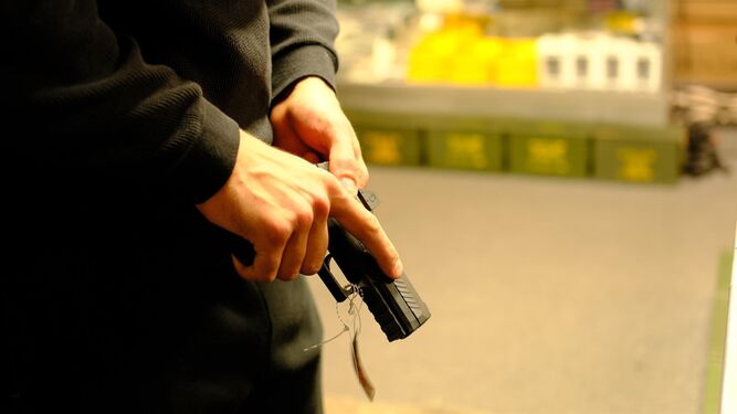 Un cliente prueba un revólver en una armería en Burbank, California (EEUU).