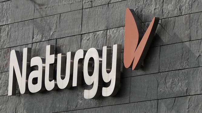 Logo de Naturgy en la fachada de la sede de la energética española en Madrid.