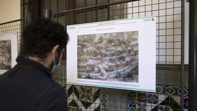 La exposición del proyecto del Paseo Romayla de Granada, en el patio del Ayuntamiento.