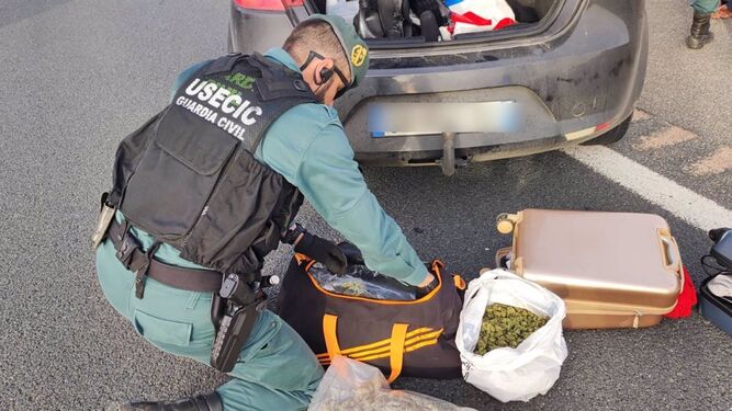 Dos detenidos en Granada por tráfico de drogas al ser sorprendidos en un control en Guadix